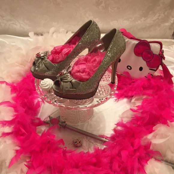 ADORABLE glitter covered peep toe hello kitty heels with hello kitty puff hearts - Picture 9 of 9